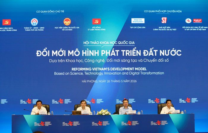 Hội thảo có sự tham dự và đồng chủ trì của các đồng chí Ủy viên Bộ Chính trị: TS. Nguyễn Thanh Nghị, Bí thư Trung ương Đảng, Trưởng ban Chính sách, chiến lược Trung ương; PGS. TS Đoàn Minh Huấn, Giám đốc Học viện Chính trị Quốc gia Hồ Chí Minh; Ủy viên Bộ Chính trị khóa XIII, Chủ tịch Hội đồng Lý luận Trung ương Nguyễn Xuân Thắng; GS.TS. Nguyễn Thiện Nhân, nguyên Ủy viên Bộ Chính trị, cùng các đồng chí Ủy viên Trung ương Đảng, các đồng chí lãnh đạo Nhà xuất bản Chính trị Quốc gia Sự thật, Lãnh đạo Hội Khoa học Kinh tế Việt Nam.