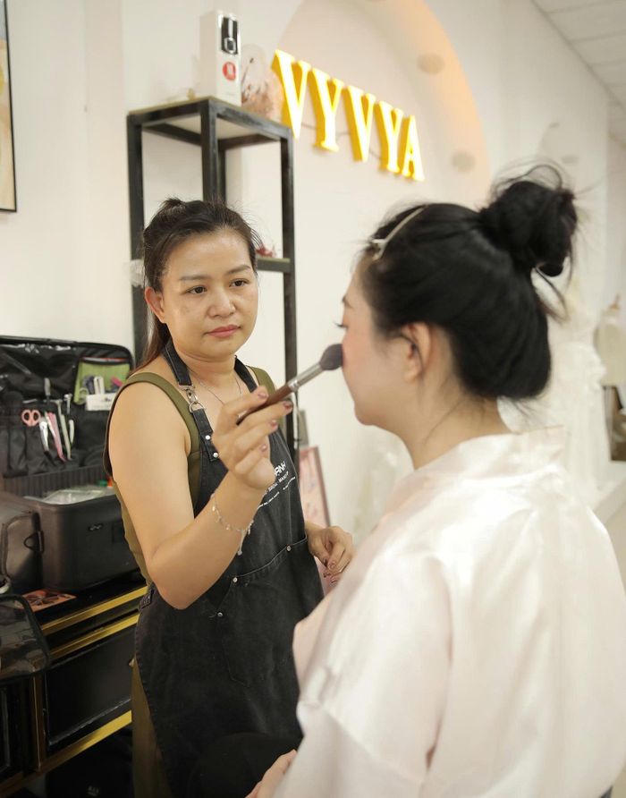 Chị Nguyễn Thị Tường Vy trang điểm cho khách hàng. Ảnh: VĨ AN