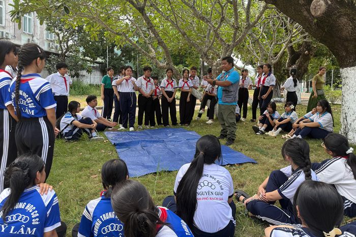 Anh Huỳnh Minh Phụng hướng dẫn kỹ năng sống cho học sinh. Ảnh: VĨ AN