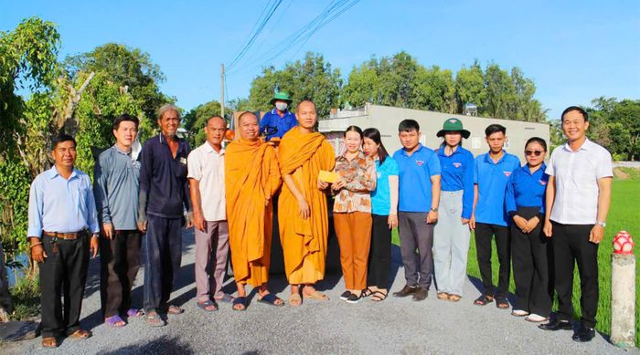 Ủy ban MTTQ Việt Nam xã Bình Mỹ tiếp nhận nguồn lực hỗ trợ từ Tịnh xá An Lạc.