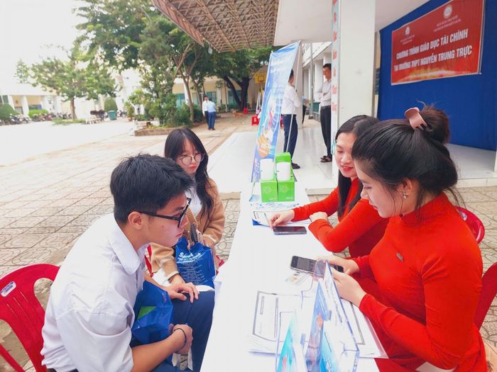 Nhân viên Ngân hàng Thương mại cổ phần Lộc Phát Việt Nam chi nhánh Kiên Giang hướng dẫn khách hàng cách xử lý khi được chuyển khoản nhầm.