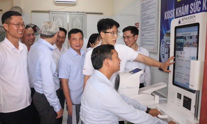  Đồng chí Nguyễn Việt Oanh trực tiếp trải nghiệm kiểm tra sức khỏe trên kiosk khám sức khỏe thông minh tại Trạm Y tế Lạng Giang. 