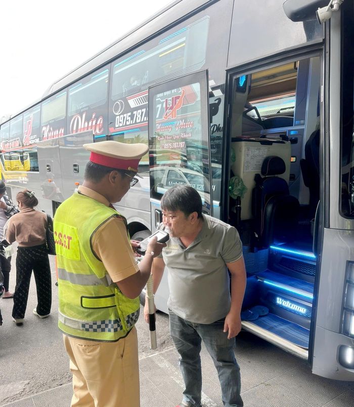 Bến xe Trung tâm Đà Nẵng phối hợp với cảnh sát giao thông kiểm tra nồng độ đối với lái xe dịp nghỉ lễ 30/4 và 1/5 vừa qua. Ảnh: NGỌC BÍCH