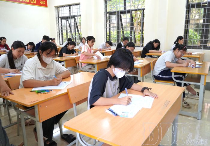 Các thí sinh điền thông tin vào phiếu dự thi.