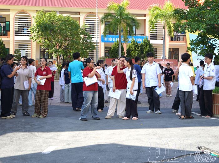 Thí sinh hoàn thành các môn thi trong ngày thi cuối tại Hội đồng coi thi Trường THPT chuyên Lê Quý Đôn.