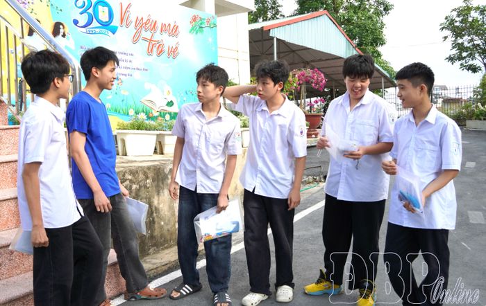 Các thí sinh trao đổi kết quả làm bài sau khi ra khỏi phòng thi.