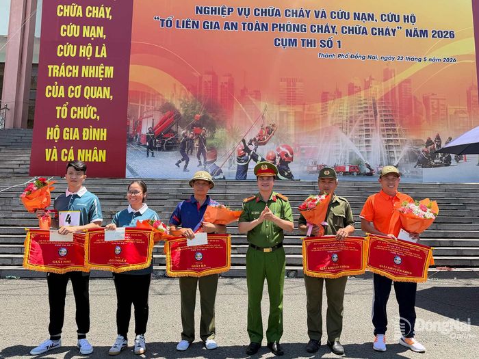 Đồng chí Thượng tá Trần Văn Bắc - Phó Trưởng phòng Cảnh sát PCCC và CNCH tặng hoa, cờ và tiền thưởng cho các đơn vị có thành tích xuất sắc trong hội thi