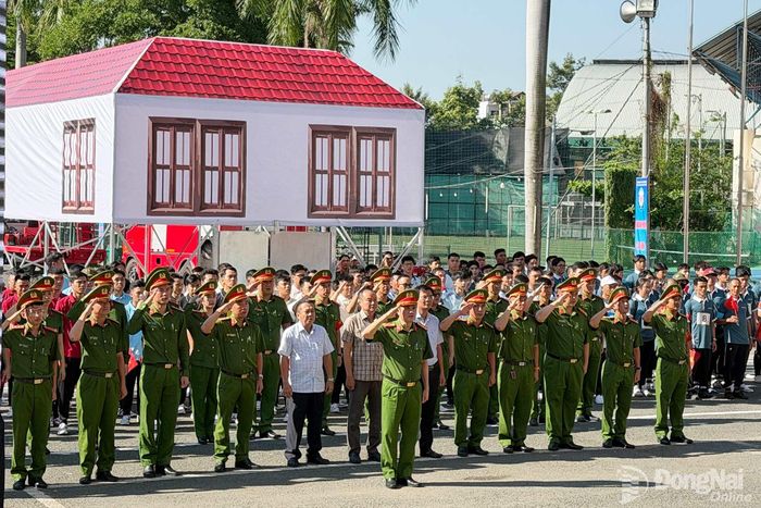 Các đồng chí lãnh đạo, đại biểu và thành viên thực hiện nghi lễ Chào cờ