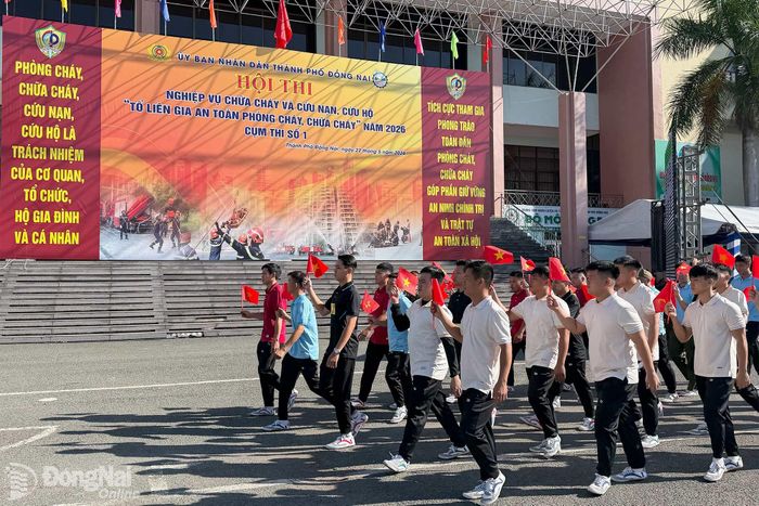 Thành viên các Tổ liên gia an toàn PCCC diễu hành qua khán đài