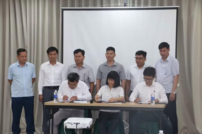  Ký kết thỏa thuận hợp tác giữa Ban Quản lý dự án, Tổ chức iDE và Công ty cổ phần Phân bón Bình Điền. Ảnh: Q.T 