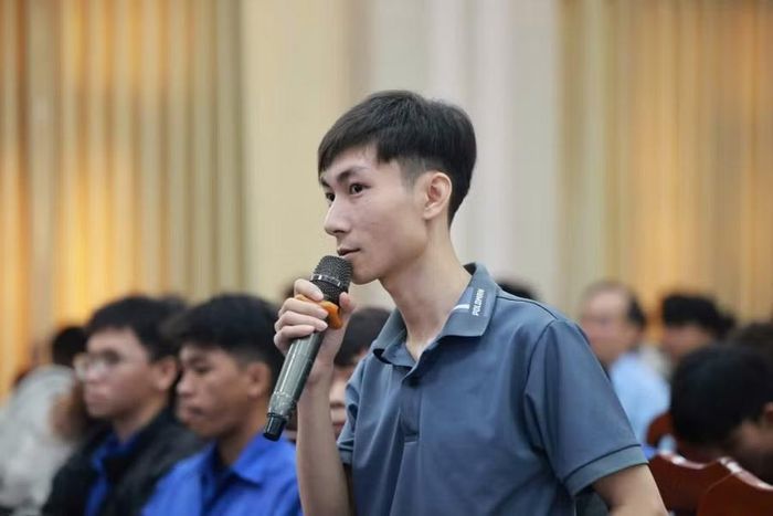 Sinh viên đặt câu hỏi tại chương trình đối thoại. Ảnh: ĐVCC 