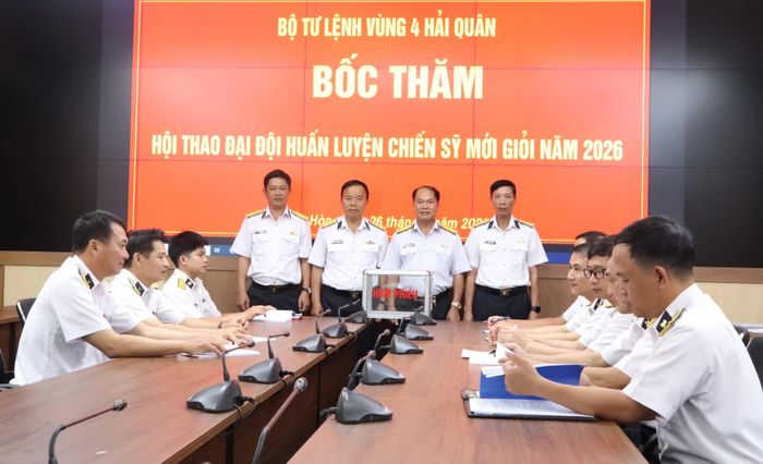 Đại diện các đơn vị bốc thăm thứ tự tham gia hội thao.