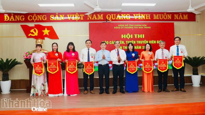 Ban tổ chức tặng cờ lưu niệm cho 8 thí sinh dự thi vòng chung khảo.