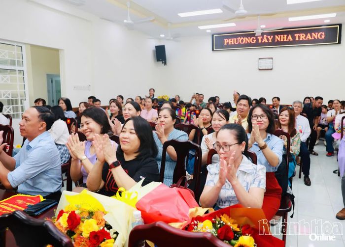 Cổ động viên cổ vũ các phần thi của thí sinh.