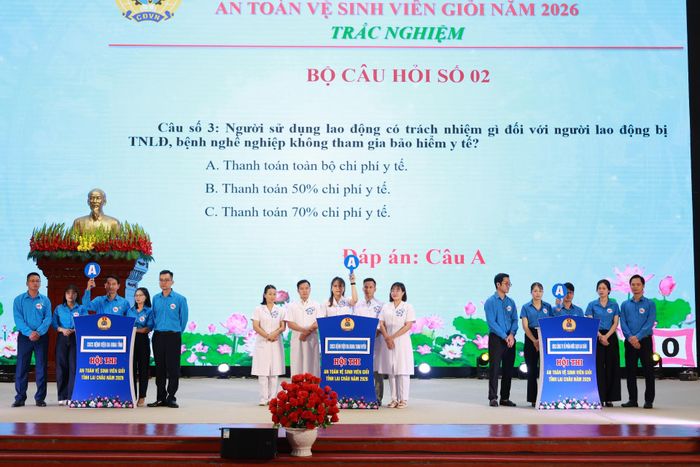 Tại phần thi trắc nghiệm, các đội thi nắm vững thông tin, trả lời chính xác câu hỏi của Ban Tổ chức.