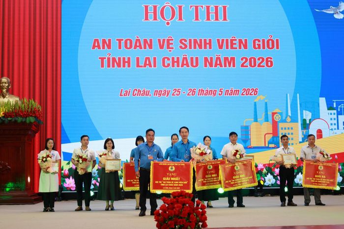 Ban Tổ chức hội thi trao giải Nhất toàn đoàn cho CĐCS Bệnh viện Đa khoa tỉnh Lai Châu.