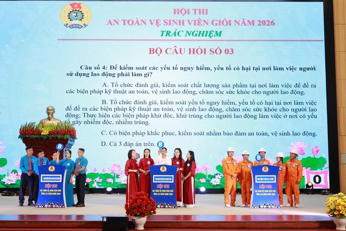 Các đội tham gia phần thi trắc nghiệm về kiến thức An toàn vệ sinh viên giỏi và xử lý tình huống.