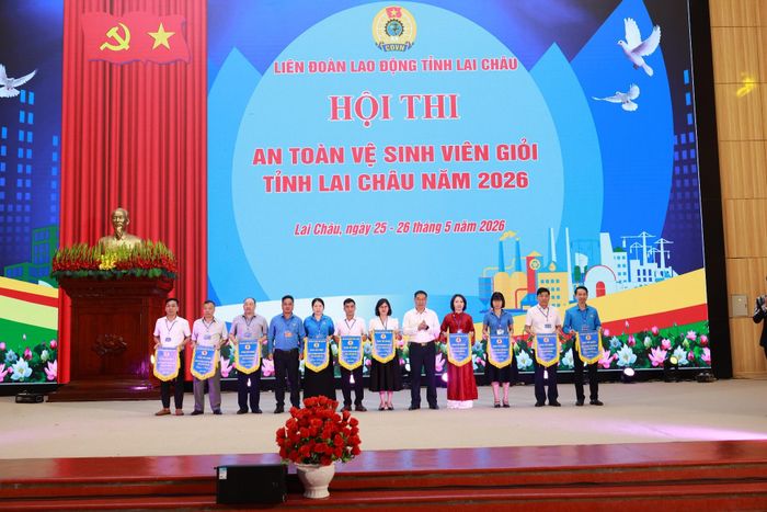Đồng chí Tống Thanh Bình - Ủy viên Ban Thường vụ Tỉnh ủy, Phó Chủ tịch Thường trực Ủy ban MTTQ Việt Nam tỉnh cùng Ban Tổ chức trao Cờ lưu niệm cho các đội tham gia hội thi.