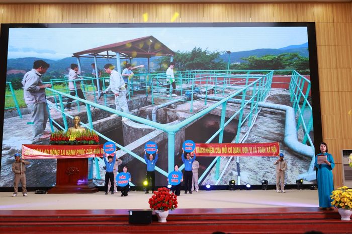 Các đội tham gia phần thi chào hỏi.