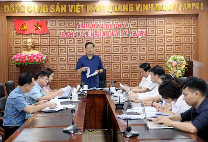 Quang cảnh cuộc họp.