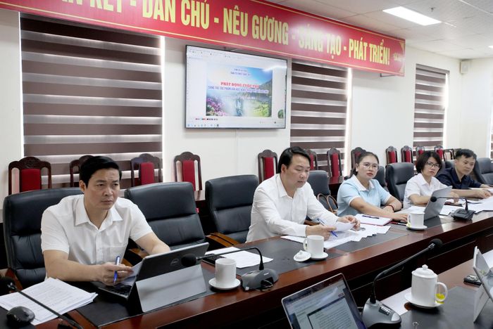 Đại biểu dự họp.