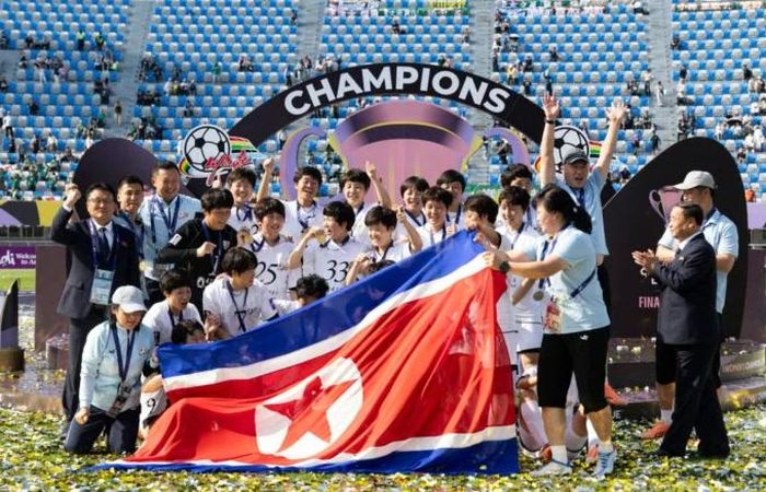 Các cầu thủ Naegohyang ăn mừng cùng quốc kỳ Triều Tiên sau khi nhận Cup.
