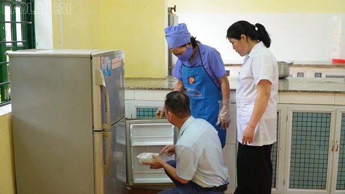 Lực lượng chức năng tăng cường kiểm tra, giám sát an toàn thực phẩm tại các cơ sở kinh doanh và bếp ăn trường học.