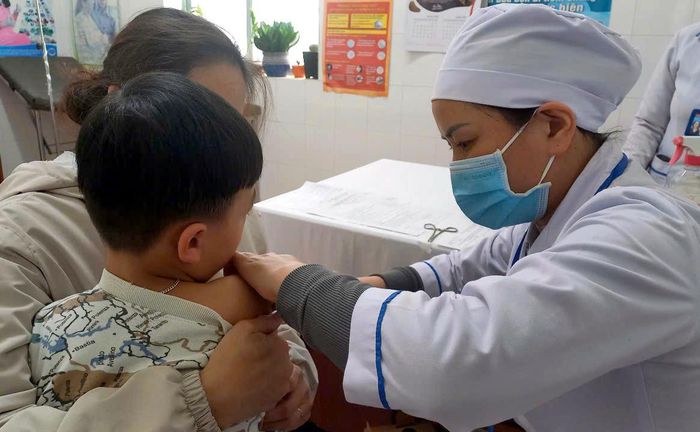 Người dân khi bị chó, mèo cắn, cào cần đến ngay cơ sở y tế để được tư vấn và tiêm phòng kịp thời (Ảnh minh họa)