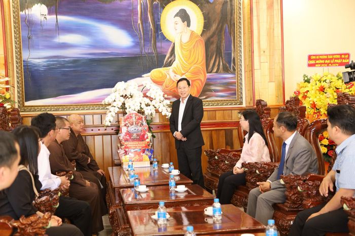 Đoàn công tác của tỉnh thăm, chúc mừng, tặng quà các vị chức sắc, tăng ni, phật tử chùa Linh Sơn (phường Xuân Hương - Đà Lạt)