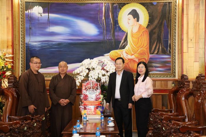 Đoàn công tác của tỉnh thăm, chúc mừng, tặng quà các vị chức sắc, tăng ni, phật tử Chùa Linh Sơn (phường Xuân Hương - Đà Lạt)