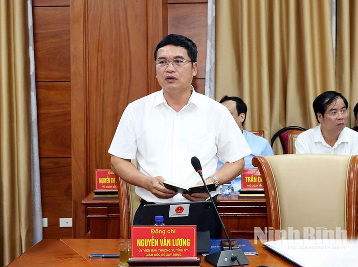 Đồng chí Nguyễn Văn Lượng, Ủy viên Ban Thường vụ Tỉnh ủy, Giám đốc Sở Xây dựng phát biểu tại hội nghị.