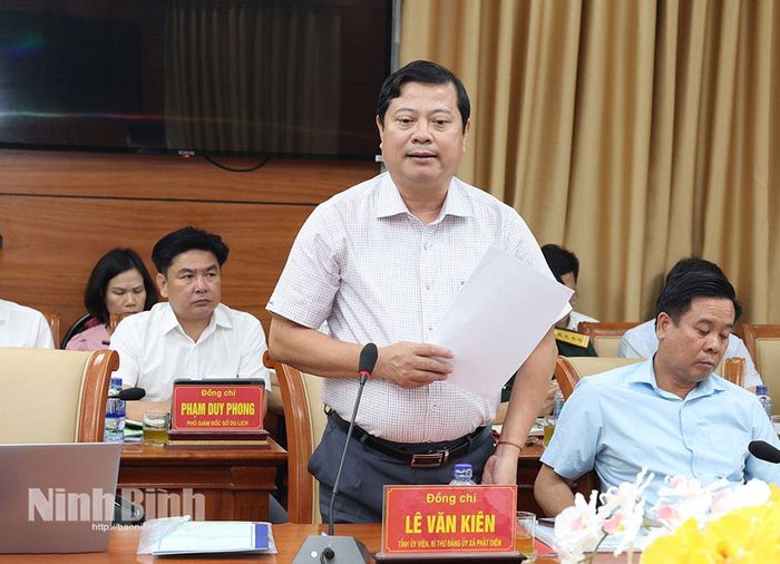 Đồng chí Lê Văn Kiên, Tỉnh ủy viên, Bí thư Đảng ủy xã Phát Diệm phát biểu tại hội nghị.