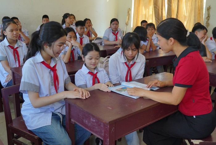 Cô giáo và các bạn luôn đồng hành, hỗ trợ và chia sẻ giúp Hải Yến tự tin hơn.