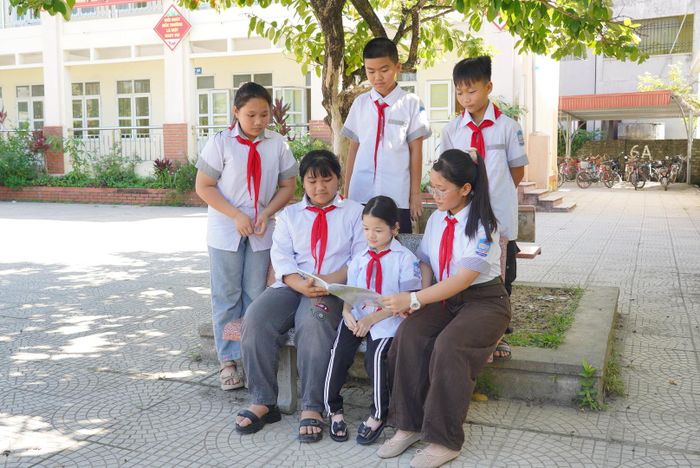 Nhờ Thùy Trang và các bạn, mỗi ngày đến lớp của Hải Yến có thêm niềm vui, tiếng cười.