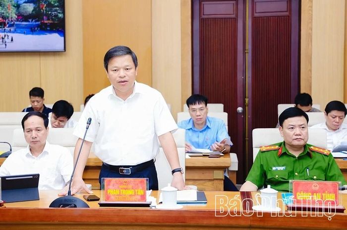 Đồng chí Phan Trọng Tấn - Phó Chủ tịch UBND tỉnh phát biểu tại hội nghị.