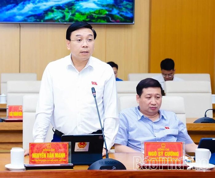 Lãnh đạo Đoàn đại biểu Quốc hội tỉnh phát biểu tại hội nghị.