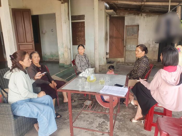 Các hộ dân chưa nhận được tiền bồi thường, hỗ trợ giải phóng mặt bằng phản ánh sự việc với phóng viên Báo và phát thanh, truyền hình Quảng Trị - Ảnh: B.T
