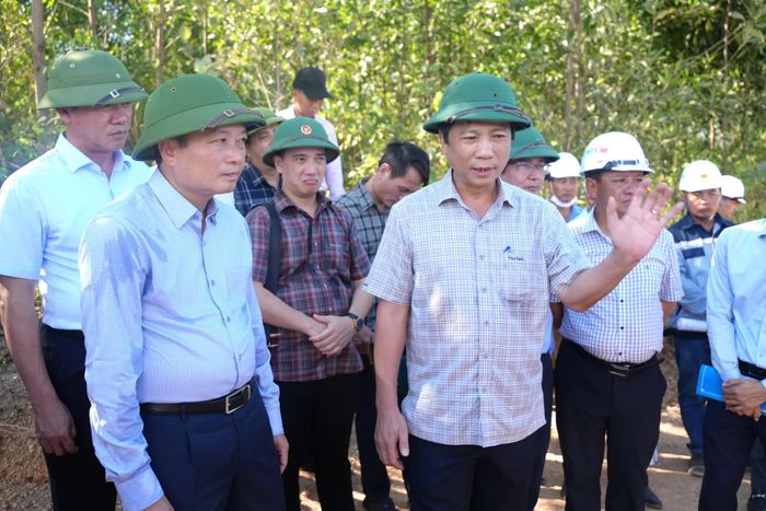 Đồng chí Hoàng Nam, Phó Chủ tịch Thường trực UBND tỉnh trao đổi với đồng chí Lê Hồng Vinh, Chủ tịch UBND tỉnh về tiến độ thực hiện dự án - Ảnh: T.Đ