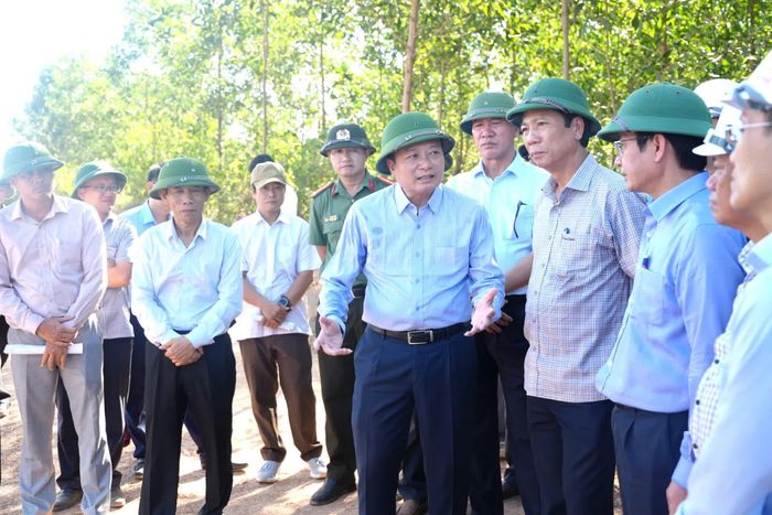 Đồng chí Lê Hồng Vinh, Chủ tịch UBND tỉnh yêu cầu chủ đầu tư, nhà thầu đẩy nhanh tiến độ thực hiện dự án - Ảnh: T.Đ
