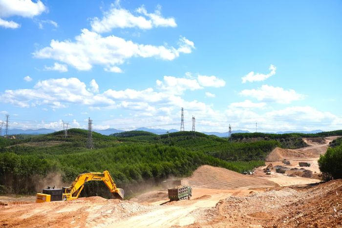 Dự án Quốc lộ 15D đoạn từ cảng Mỹ Thủy đến cao tốc Cam Lộ-La Sơn đoạn qua xã Diên Sanh - Ảnh: T.Đ