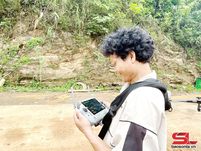Nông dân xã Nậm Lầu điều khiển thiết bị bay không người lái phun thuốc trừ sâu cho cây trồng.
