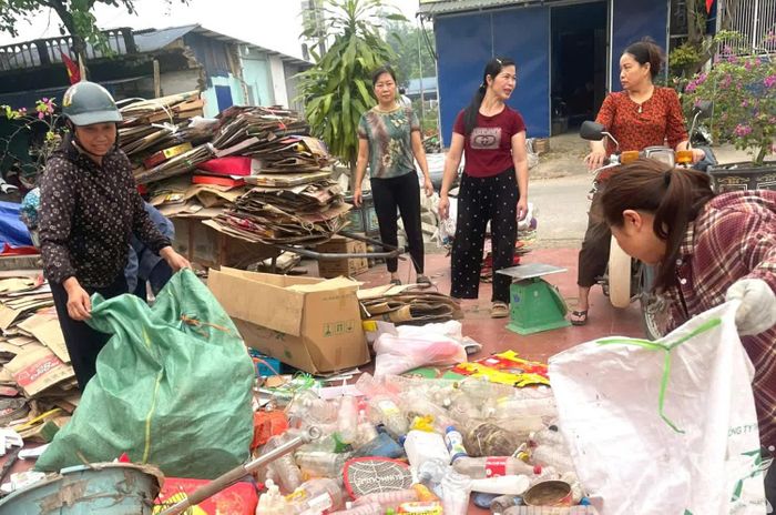 Phụ nữ xóm Đào (phường Bá Xuyên) xây dựng mô hình thu gom rác thải bảo vệ môi trường kết hợp gây quỹ hội.