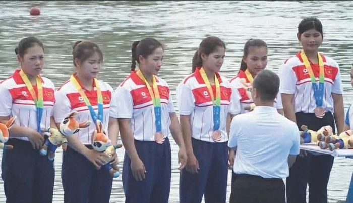 Ngọc Uyên (ngoài cùng bên phải) cùng đồng đội nhận huy chương.