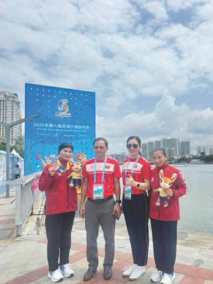 Ngọc Uyên (ngoài cùng bên trái) với huấn luyện viên và đồng đội.