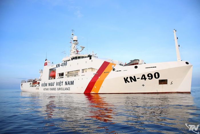 Tàu KN-490 đưa Đoàn công tác số 17 ra với Trường Sa