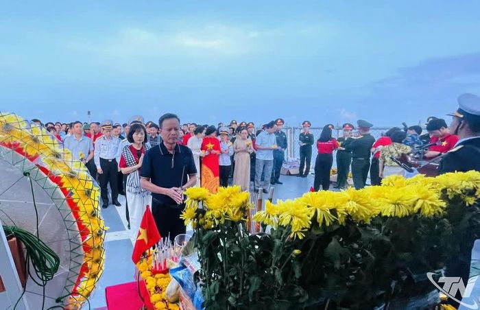 Đồng chí Đồng Văn Lưu, Phó Chủ tịch HĐND tỉnh Thái Nguyên, dâng hương tưởng niệm các Anh hùng liệt sĩ.