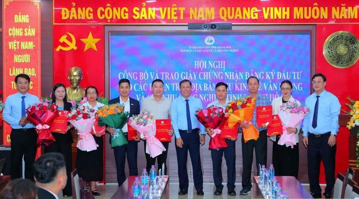 Lãnh đạo Ban Quản lý Khu kinh tế và Khu công nghiệp tỉnh Khánh Hòa trao giấy chứng nhận đăng ký đầu tư và tặng hoa chúc mừng các doanh nghiệp. Ảnh: Bảo Anh/khanhhoa.gov.vn