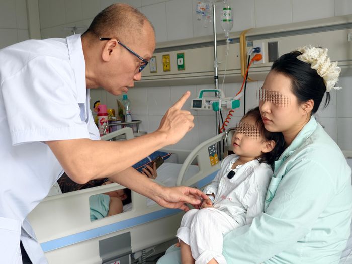 Bác sĩ thăm khám và điều trị cho bệnh nhi. Ảnh: BVCC