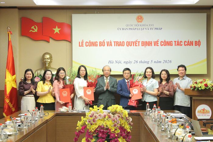 Lãnh đạo Ủy ban Pháp luật và Tư pháp chúc mừng các đồng chí được bổ nhiệm