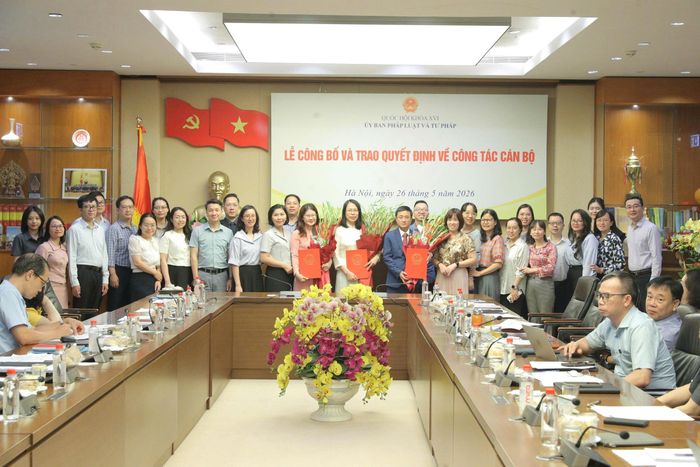 Cán bộ, công chức Vụ Pháp luật và Tư pháp chúc mừng các đồng chí được bổ nhiệm